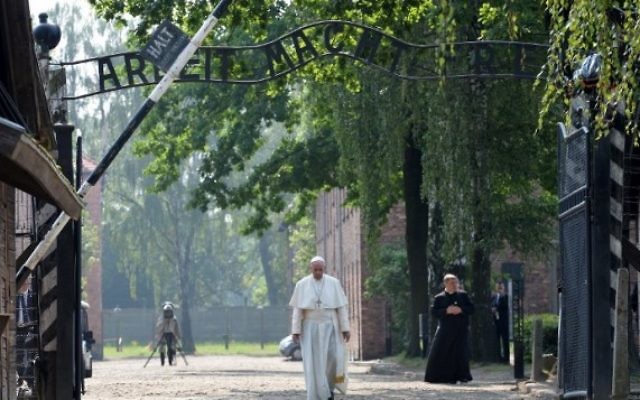 Le pape François sort de l'ancien camp de la mort nazi d'Auschwitz, à Oswiecim, en Pologne, le 29 juillet 2016. (Crédit : Janek Skarzynski/AFP)