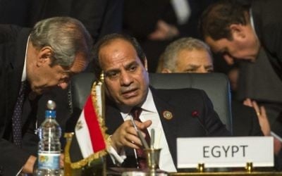 Le président égyptien Abdel Fattah el-Sissi (au centre) au cours d'un sommet sur l'Afrique, à Charm el-Sheikh, le 10 juin 2015. (Crédit : Khaled Desouki/AFP) Le président égyptien Abdel Fattah el-Sissi (au centre) au cours d'un sommet sur l'Afrique, à Charm el-Sheikh, le 10 juin 2015. (Crédit : Khaled Desouki/AFP)