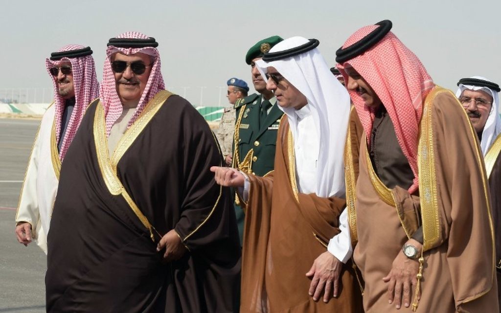 Le ministre saoudien des Affaires étrangères Adel al-Jubeir (au centre à droite) accueille son homologue de Bahreïn Khalid Bin Ahmad al-Khalifa (au centre à gauche) et le secrétaire général du conseil de coopération du Golfe Abdullatif bin Rashid Al-Zayani de Bahreïn (tout à droite) à leur arrivée pour un conseil de coopération du Golfe dans la capitale de l'Arabie saoudite, Ryad, le 9 janvier 2016. (Crédit : AFP/Ahmed Farwan)