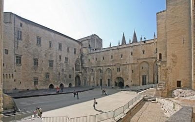 La Cour d'honneur du Palais des papes d'Avignon, où sont représentées les pièces les plus importantes du festival. (Crédits : Jean-Marc Rosier / Wiki Commons)
