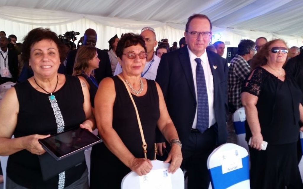 Marlene Moskovitz (à gauche) et sa soeur Martine Arnold à Entebbe pour la cérémonie du 40e anniversaire du sauvetage des otages, le 4 juillet 2016. Leur frère Jean-Jacques est l'une des quatre personnes qui ne sont pas rentrées chez elles (Crédit : Raphael Ahren/Times of Israel) Marlene Moskovitz (à gauche) et sa soeur Martine Arnold à Entebbe pour la cérémonie du 40e anniversaire du sauvetage des otages, le 4 juillet 2016. Leur frère Jean-Jacques est l'une des quatre personnes qui ne sont pas rentrées chez elles (Crédit : Raphael Ahren/Times of Israel)