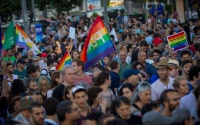 Plus de 25 000 personnes ont défilé pour la Gay Pride annuelle dans le centre de Jérusalem, entourées d'une lourde sécurité, le 21 juillet 2016. (Crédit : Miriam Alster/Flash90)