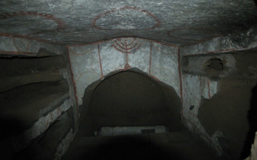 Cette peinture d'une ménorah est l'un des indices qui permettent d'établir les origines juives de la catacombe de Vigna Randanini (Crédit : Rossella Tercatin/Times of Israel) Cette peinture d'une ménorah est l'un des indices qui permettent d'établir les origines juives de la catacombe de Vigna Randanini (Crédit : Rossella Tercatin/Times of Israel)