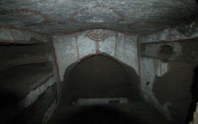 Cette peinture d'une ménorah est l'un des indices qui permettent d'établir les origines juives de la catacombe de Vigna Randanini (Crédit : Rossella Tercatin/Times of Israel) Cette peinture d'une ménorah est l'un des indices qui permettent d'établir les origines juives de la catacombe de Vigna Randanini (Crédit : Rossella Tercatin/Times of Israel)