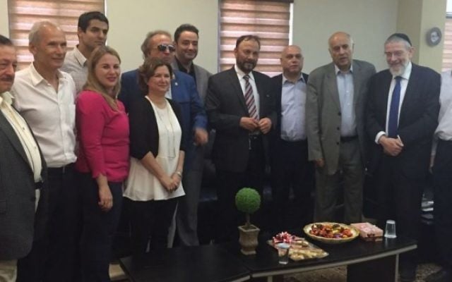 Le Dr Anwar Eshki, au centre avec une cravate rayée, ancien général saoudien, et d'autres membres de la délégation saoudienne ont rencontré des députés et des responsables israéliens au cours d'une visite en Israël, le 22 juillet 2016. (Crédit : Twitter) Le Dr Anwar Eshki, au centre avec une cravate rayée, ancien général saoudien, et d'autres membres de la délégation saoudienne ont rencontré des députés et des responsables israéliens au cours d'une visite en Israël, le 22 juillet 2016. (Crédit : Twitter)