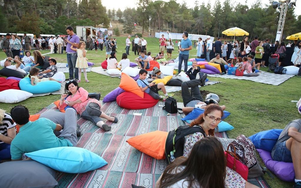 Des participants à l'Olimpiada Paris Jérusalem se reposent sur des coussins dans le Gan Sacher à Jérusalem, le 30 juin 2016. (Crédits : autorisation)