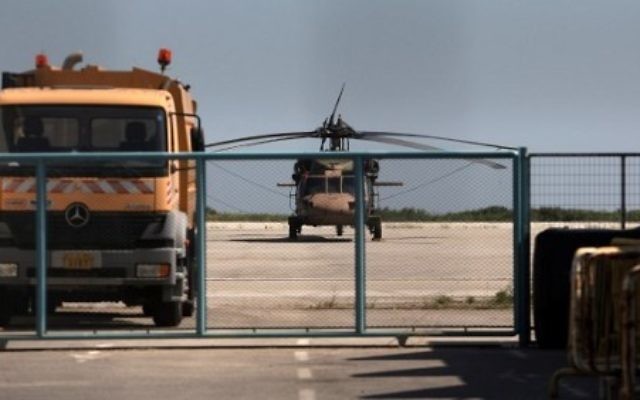 Un hélicoptère militaire turc sur l'aéroport Alexandropoulis, en Grèce, après l'atterrissage de huit officiers demandant asile après une tentative de coup d'Etat en Turquie la nuit précédente, le 16 juillet 2016. (Crédit : AFP/Sakis Mitrolidis) Un hélicoptère militaire turc sur l'aéroport Alexandropoulis, en Grèce, après l'atterrissage de huit officiers demandant asile après une tentative de coup d'Etat en Turquie la nuit précédente, le 16 juillet 2016. (Crédit : AFP/Sakis Mitrolidis)