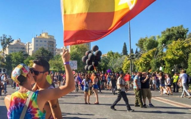 Participants de la Gay Pride de Jérusalem, le 21 juillet 2016. (Crédit : Sarah Tuttle-Singer/Times of Israel)