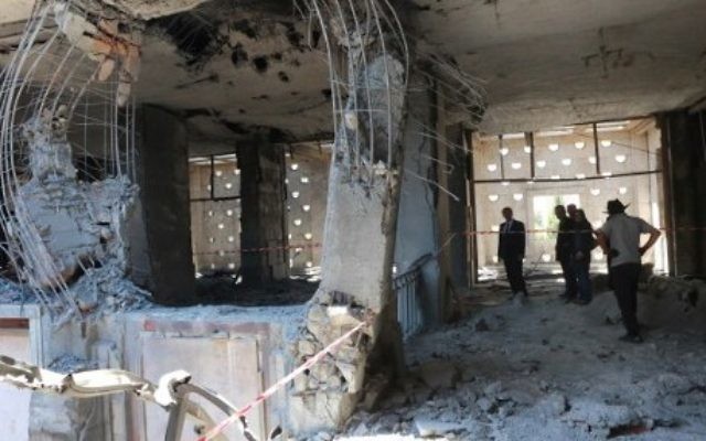 Inspection des dommages après les bombardements de la Grande Assemblée nationale de Turquie par des avions participant à la tentative de coup d'Etat militaire, à Ankara, le 16 juillet 2016. (Crédit : AFP/Adem Altan) Inspection des dommages après les bombardements de la Grande Assemblée nationale de Turquie par des avions participant à la tentative de coup d'Etat militaire, à Ankara, le 16 juillet 2016. (Crédit : AFP/Adem Altan)