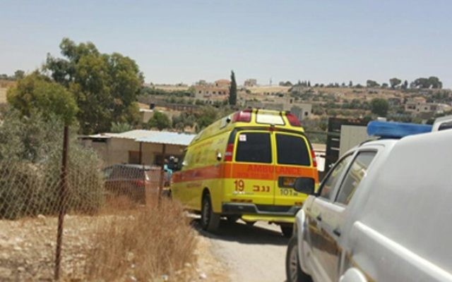Une ambulance de Magen David Adom à l'endroit où deux enfants sont morts après avoir été oubliés dans une voiture, dans le Conseil régional de Al Kaum dans le Néguev, le 22 juin 2016 (Crédit : Magen David Adom) Une ambulance de Magen David Adom à l'endroit où deux enfants sont morts après avoir été oubliés dans une voiture, dans le Conseil régional de Al Kaum dans le Néguev, le 22 juin 2016 (Crédit : Magen David Adom)