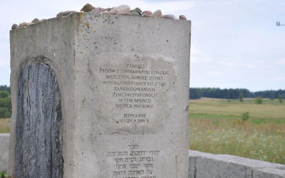 Monument en mémoire des victimes juives du massacre de Jedwabne, qui a eu lieu le 10 juillet 1941. (Crédit : Fotonews/CC BY SA 3.0)
