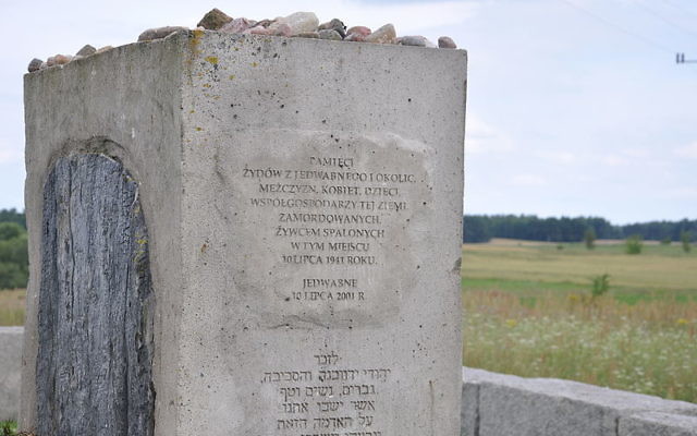 Monument en mémoire des victimes juives du massacre de Jedwabne, qui a eu lieu le 10 juillet 1941. (Crédit : Fotonews/CC BY SA 3.0)