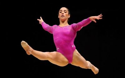 Aly Raisman effectuant sa chorégraphie au sol, lors des Championnats du monde de gymnastique artistique de 2015, à Glasgow, en Ecosse, le 24 octobre 2015 (Crédti : Alex Livesey/Getty Images/ via JTA)