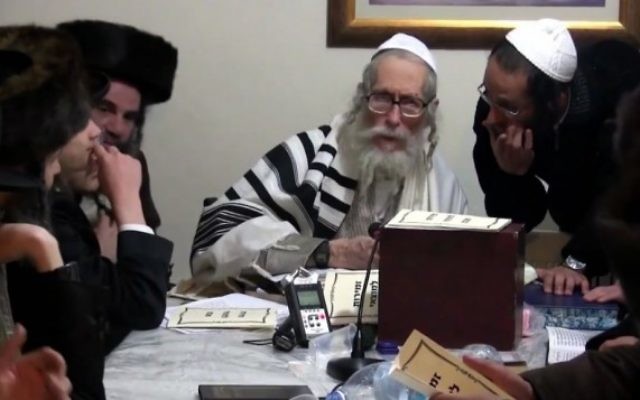 Le rabbin Eliezer Berland avec ses étudiants, dans une vidéo datant d'il y a plusieurs années. (Crédit : capture d'écran YouTube) Le rabbin Eliezer Berland avec ses étudiants, dans une vidéo datant d'il y a plusieurs années. (Crédit : capture d'écran YouTube)