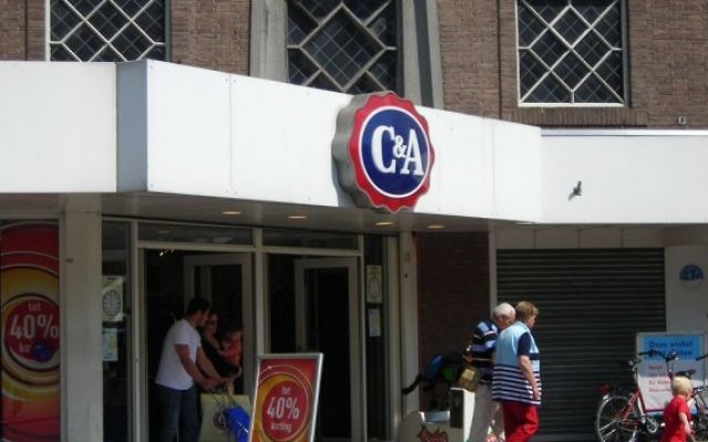 Un magasin C&A aux Pays-Bas. (Crédit : CC BY-SA, Erik1980 Wikipedia) Un magasin C&A aux Pays-Bas. (Crédit : CC BY-SA, Erik1980 Wikipedia)