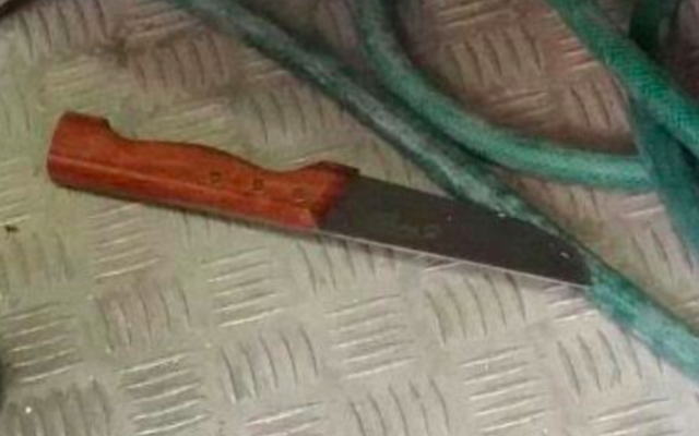 Couteau utilisé par une Palestinienne pour blesser des gardes à Hébron, le 1er juillet 2016 (Crédit : police israélienne)