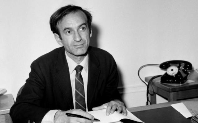 Elie Wiesel à Paris après avoir reçu le prix littéraire français Médicis pour son roman "Le Mendiant de Jérusalem," le 26 novembre 1968. (Crédit : AFP / Getty Images)