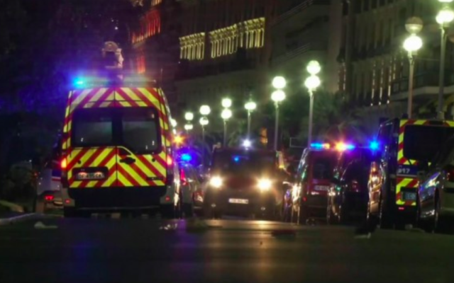 Des camions d'ambulance à Nice après l'attaque au 'camion-bélier' le 14 juillet 2016 (Crédit : Valery Hache/AFP) Des camions d'ambulance à Nice après l'attaque au 'camion-bélier' le 14 juillet 2016 (Crédit : Valery Hache/AFP)