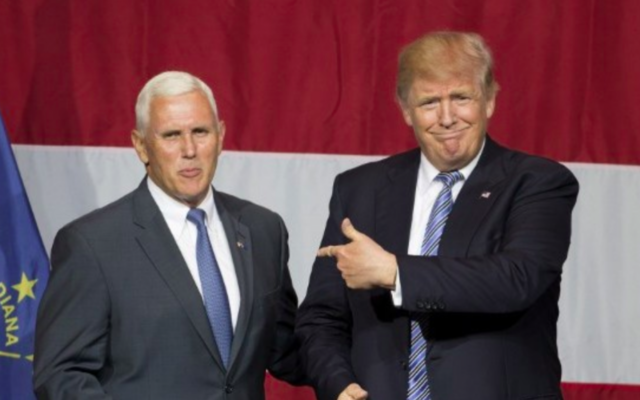 Le candidat présidentiel républicain américain Donald Trump (à droite) et le gouverneur de l'Indiana Mike Pence pendant un meeting de campagne à Grant Event Center Park à Westfield, Indiana, le 12 juillet 2016. (Crédit : AFP/Tasos Katopdis) Le candidat présidentiel républicain américain Donald Trump (à droite) et le gouverneur de l'Indiana Mike Pence pendant un meeting de campagne à Grant Event Center Park à Westfield, Indiana, le 12 juillet 2016. (Crédit : AFP/Tasos Katopdis)