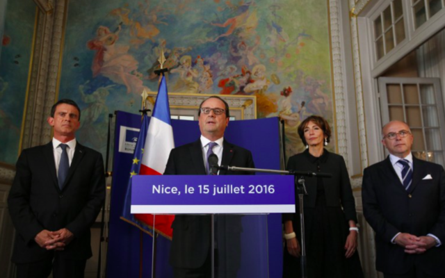 Le président français François Hollande (2e g) est avec le Premier ministre Manuel Valls (g), le ministre de l'Intérieur Bernard Cazeneuve (d) et la ministre de la Santé Marisol Touraine (2e d) lors d'une conférence de presse au Palais Préfectoral à Nice le 15 juillet 2016. (Crédit : AFP / POOL / ERIC GAILLARD)
