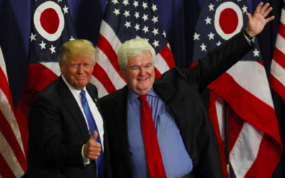L'ancien président de la Chambre des représentants des États-Unis, Newt Gingrich, à droite, présente Donald Trump, alors candidat républicain à l'élection présidentielle américaine, lors d'un meeting à Cincinnati, Ohio, le 6 juillet 2016. (Crédit : John Sommers II/Getty Images/AFP)