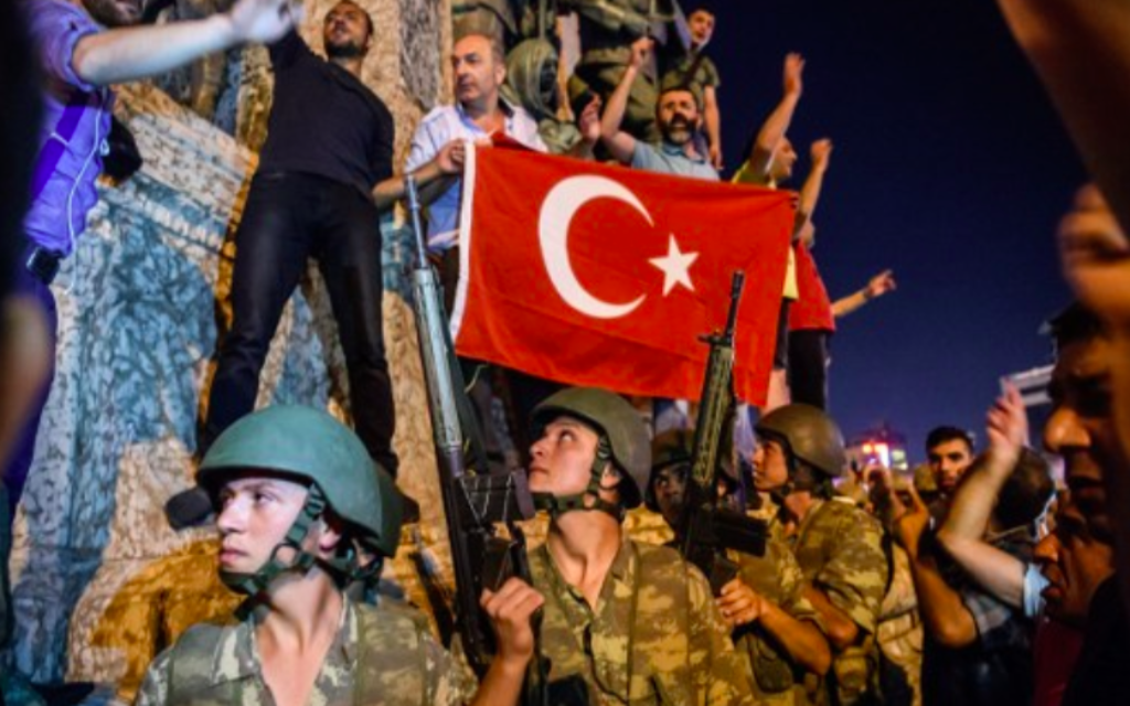 Manifestation contre la tentative de coup d'état en Turquie sur la place Taksim d'Istanbul, le 16 juillet 2016. (Crédit : Ozan Kose/AFP) Manifestation contre la tentative de coup d'état en Turquie sur la place Taksim d'Istanbul, le 16 juillet 2016. (Crédit : Ozan Kose/AFP)