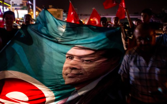 Soutiens du président turc sur la place Taksim, le 15 juillet 2016 (Crédit : Chris McGrath / Getty Images / AFP) Soutiens du président turc sur la place Taksim, le 15 juillet 2016 (Crédit : Chris McGrath / Getty Images / AFP)