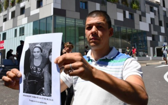 Un homme tient une affiche de personne disparue à l'extérieur de l'hôpital Pasteur, dans la ville de la riviera française de Nice le 16 juillet 2016. (Crédit : AFP / ANNE-CHRISTINE POUJOULAT) Un homme tient une affiche de personne disparue à l'extérieur de l'hôpital Pasteur, dans la ville de la riviera française de Nice le 16 juillet 2016. (Crédit : AFP / ANNE-CHRISTINE POUJOULAT)