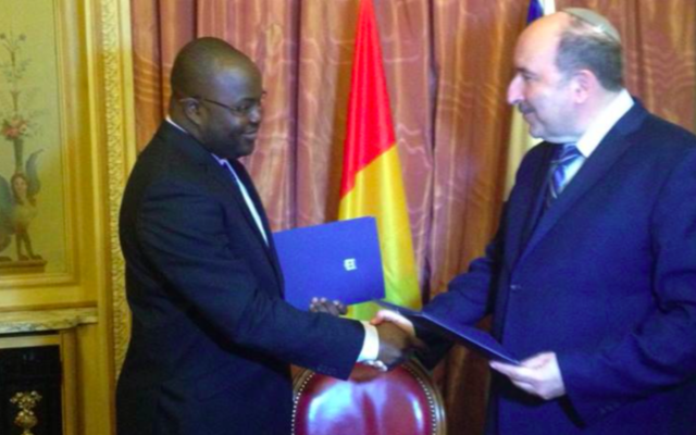 Ibrahim Khalil et Dore Gold (d) à Paris lors d'une signature marquant la reprise des relations entre la Guinée et Israël (Crédit : MFA)