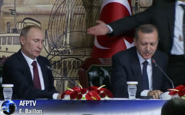 Vladimir Poutine et Recep Tayyip Erdogan, le 3 décembre 2012 (Crédit : capture d'écran AFP) Vladimir Poutine et Recep Tayyip Erdogan, le 3 décembre 2012 (Crédit : capture d'écran AFP)