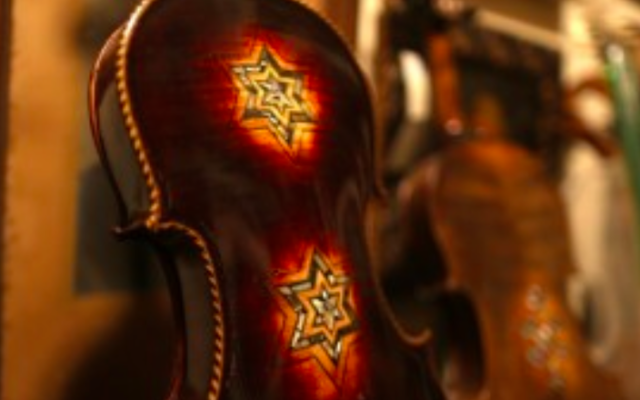 Un violon de l'espoir, rescapé de la Shoah (Crédit : AFP/Menahem Kahana) Un violon de l'espoir, rescapé de la Shoah (Crédit : AFP/Menahem Kahana)