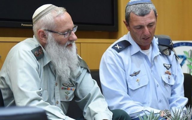 Le colonel et rabbin Eyal Karim (à gauche), nommé pour être le prochain grand rabbin de l'armée israélienne, et son prédécesseur, le général de brigade Rafi Peretz, le 21 avril 2016. (Crédit : ministère de la Défense/Diana Khananashvili)
