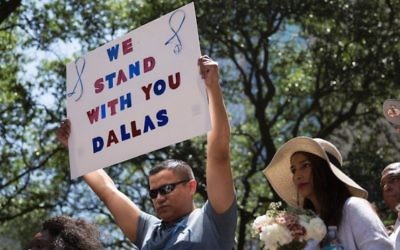 Veillée sur la place Thanks-Giving de Dallas, Texas, le 8 juillet 2016, suite aux meurtres de 5 policiers pendant une manifestation pacifique la veille. (Crédit : Laura Buckman/AFP/Getty Images/JTA)