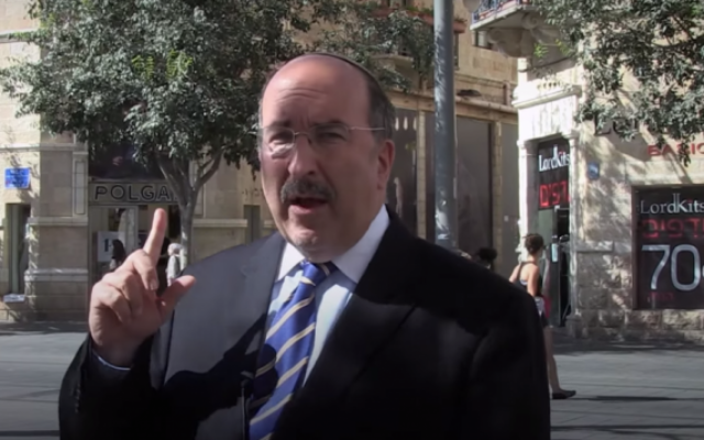 Le directeur général du ministère des Affaires étrangères Dore Gold se tient debout Kikar Zion à Jérusalem, où il avait été témoin d'une attaque terroriste meurtrière en 1975 (Capture d'écran YouTube) Le directeur général du ministère des Affaires étrangères Dore Gold se tient debout Kikar Zion à Jérusalem, où il avait été témoin d'une attaque terroriste meurtrière en 1975 (Capture d'écran YouTube)