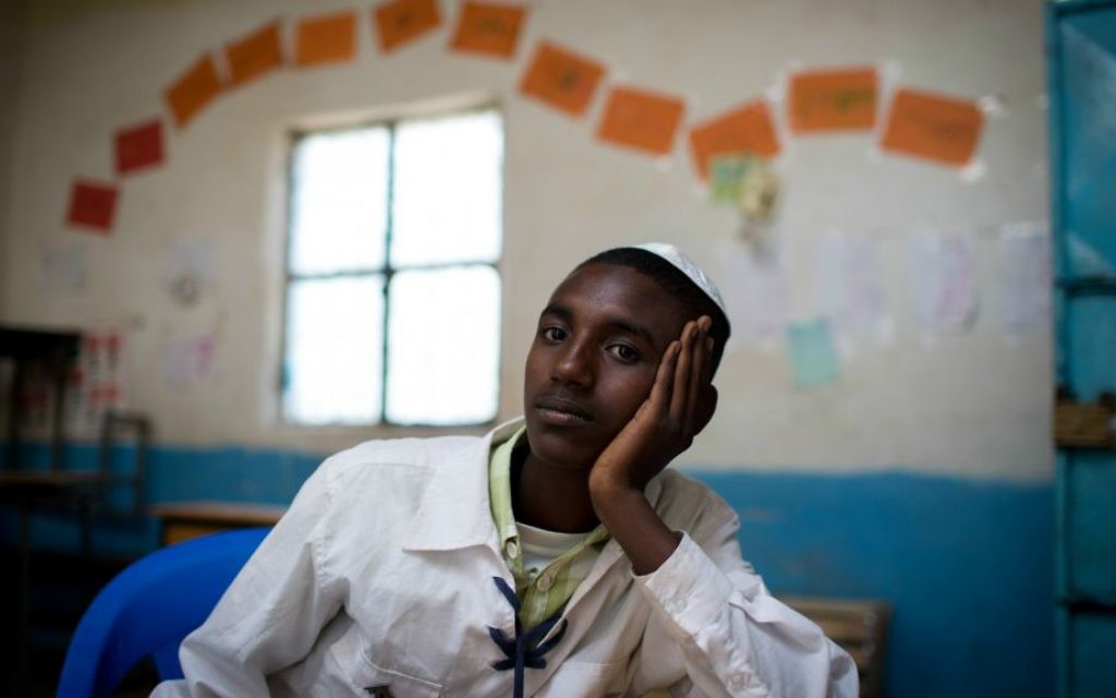 Ermias Gebrie, 17 ans, dans l’une des salles de classe de la synagogue de Gondar, le 25 avril 2016. Gebrie est la meneur de Bnei Akiva à Gondar depuis six mois. (Crédits : Miriam Alster / Flash 90)