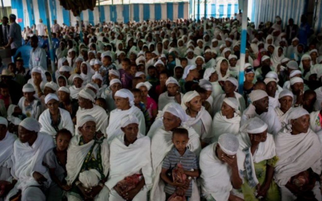 Les membres de la communauté juive éthiopienne des Falashmura attendant le début de l’office, avant le Seder de Pessah, dans la synagogue de Gondar, en Ethiopie, le 22 avril 2016. (Crédits : Miriam Alster / Flash 90)
