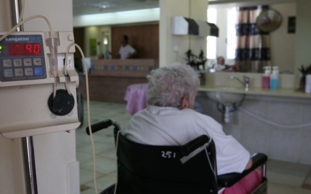 Une Israélienne dans une maison de retraite de Jérusalem. Illustration. (Crédit : Anna Kaplan/Flash90)