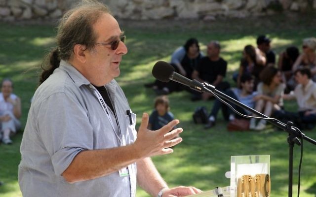 Le critique cinématographique Gidi Orsher, désormais suspendu de la radio de l'armée, en 2009 (Crédit : Matanya Tausig/Flash90)