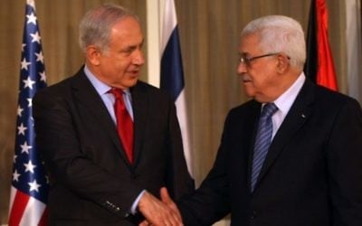Le Premier ministre Benjamin Netanyahu et Mahmoud Abbas, président de l'Autorité palestinienne, à Jérusalem, le 15 septembre 2010. (Crédit : Kobi Gideon/Flash90)