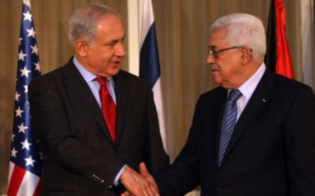 Le Premier ministre Benjamin Netanyahu et Mahmoud Abbas, président de l'Autorité palestinienne, à Jérusalem, le 15 septembre 2010. (Crédit : Kobi Gideon/Flash90) Le Premier ministre Benjamin Netanyahu et Mahmoud Abbas, président de l'Autorité palestinienne, à Jérusalem, le 15 septembre 2010. (Crédit : Kobi Gideon/Flash90)