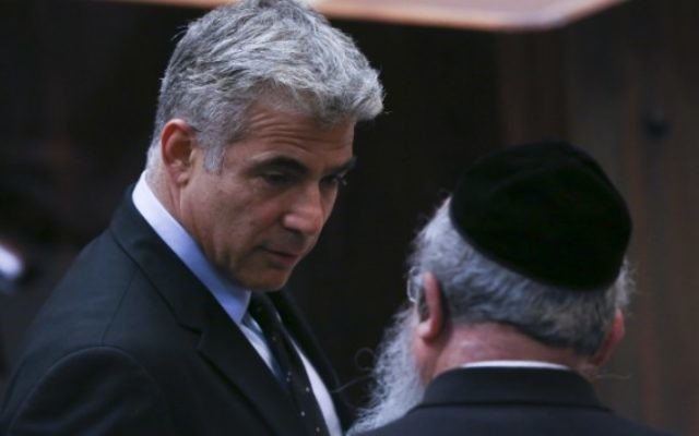 Le président du parti Yesh Atid, Yair Lapid (à gauche) avec Menachem Eliezer Mozes, député de Yahadout HaTorah, à la Knesset, le 8 juillet 2013. (Crédit : Yonatan Sindel/Flash90) Le président du parti Yesh Atid, Yair Lapid (à gauche) avec Menachem Eliezer Mozes, député de Yahadout HaTorah, à la Knesset, le 8 juillet 2013. (Crédit : Yonatan Sindel/Flash90)