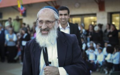 Le rabbin Shlomo Aviner, un des auteurs de la lettre condamnant l'homosexualité et la Gay Pride, pendant l'inauguration d'un jardin d'enfants dans l'implantation de Beit El, en Cisjordanie, le 26 mars 2014. (Crédit : Hadas Parush/Flash90) Le rabbin Shlomo Aviner, un des auteurs de la lettre condamnant l'homosexualité et la Gay Pride, pendant l'inauguration d'un jardin d'enfants dans l'implantation de Beit El, en Cisjordanie, le 26 mars 2014. (Crédit : Hadas Parush/Flash90)
