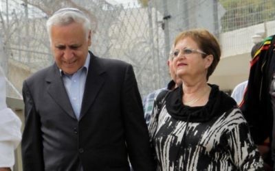 L'ancien président Moshe Katsav (à gauche), condamné à sept ans de prison pour viol, avec sa femme, Gila, alors qu'il quitte la prison Maasiyahu  pour une permission pour Pessah, le 3 avril 2015. (Crédit : Flash90)