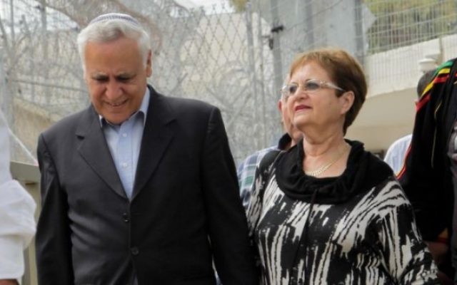 L'ancien président Moshe Katsav (à gauche), condamné à sept ans de prison pour viol, avec sa femme, Gila, alors qu'il quitte la prison Maasiyahu  pour une permission pour Pessah, le 3 avril 2015. (Crédit : Flash90)