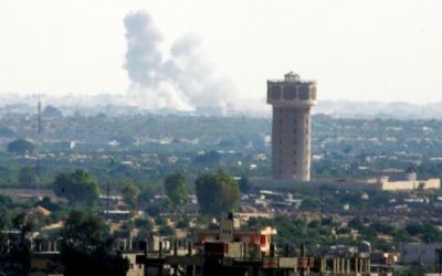 De la fumée s'élève après une frappe aérienne à Rafah, ville du Sinaï, vue depuis la bande de Gaza, le 1er juillet 2015. (Crédit : Abed Rahim Khatib/Flash90)