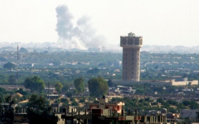 De la fumée s'élève après une frappe aérienne à Rafah, ville du Sinaï, vue depuis la bande de Gaza, le 1er juillet 2015. (Crédit : Abed Rahim Khatib/Flash90)