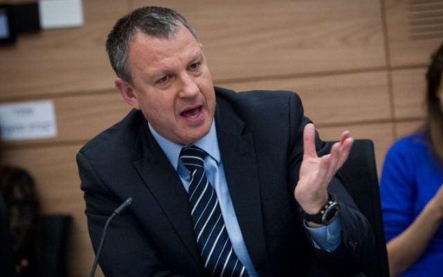 Erel Margalit, député de l'Union sioniste, pendant une réunion de la commission des Finances à la Knesset, le 11 janvier 2016. (Crédit : Miriam Alster/Flash90) Erel Margalit, député de l'Union sioniste, pendant une réunion de la commission des Finances à la Knesset, le 11 janvier 2016. (Crédit : Miriam Alster/Flash90)