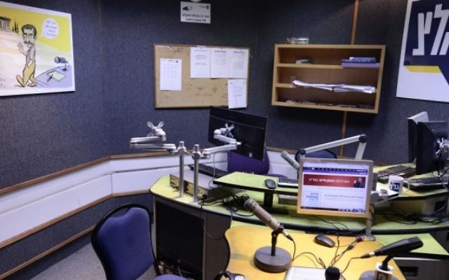 Un studio de la Radio de l'armée, le 4 février 2016. Illustration. (Crédit : Tomer Neuberg/Flash90)