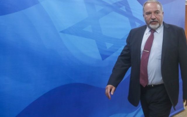 Le ministre de la Défense Avigdor Liberman avant la réunion hebdomadaire du gouvernement dans les bureaux du premier ministre, à Jérusalem, le 13 mars 2016. (Crédit : Marc Israel Sellem/Pool)