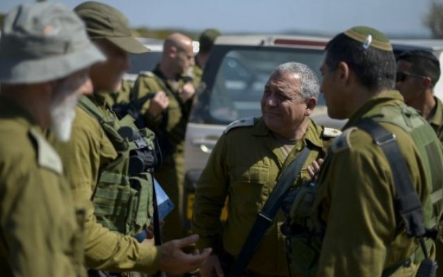 Gadi Eizenkot, chef d'Etat-major de l'armée israélienne, rend visite aux troupes pendant un exercice, le 22 juin 2016. (Crédit : Yahav Trudler/porte-parole de l'armée israélienne/Flash90) Gadi Eizenkot, chef d'Etat-major de l'armée israélienne, rend visite aux troupes pendant un exercice, le 22 juin 2016. (Crédit : Yahav Trudler/porte-parole de l'armée israélienne/Flash90)